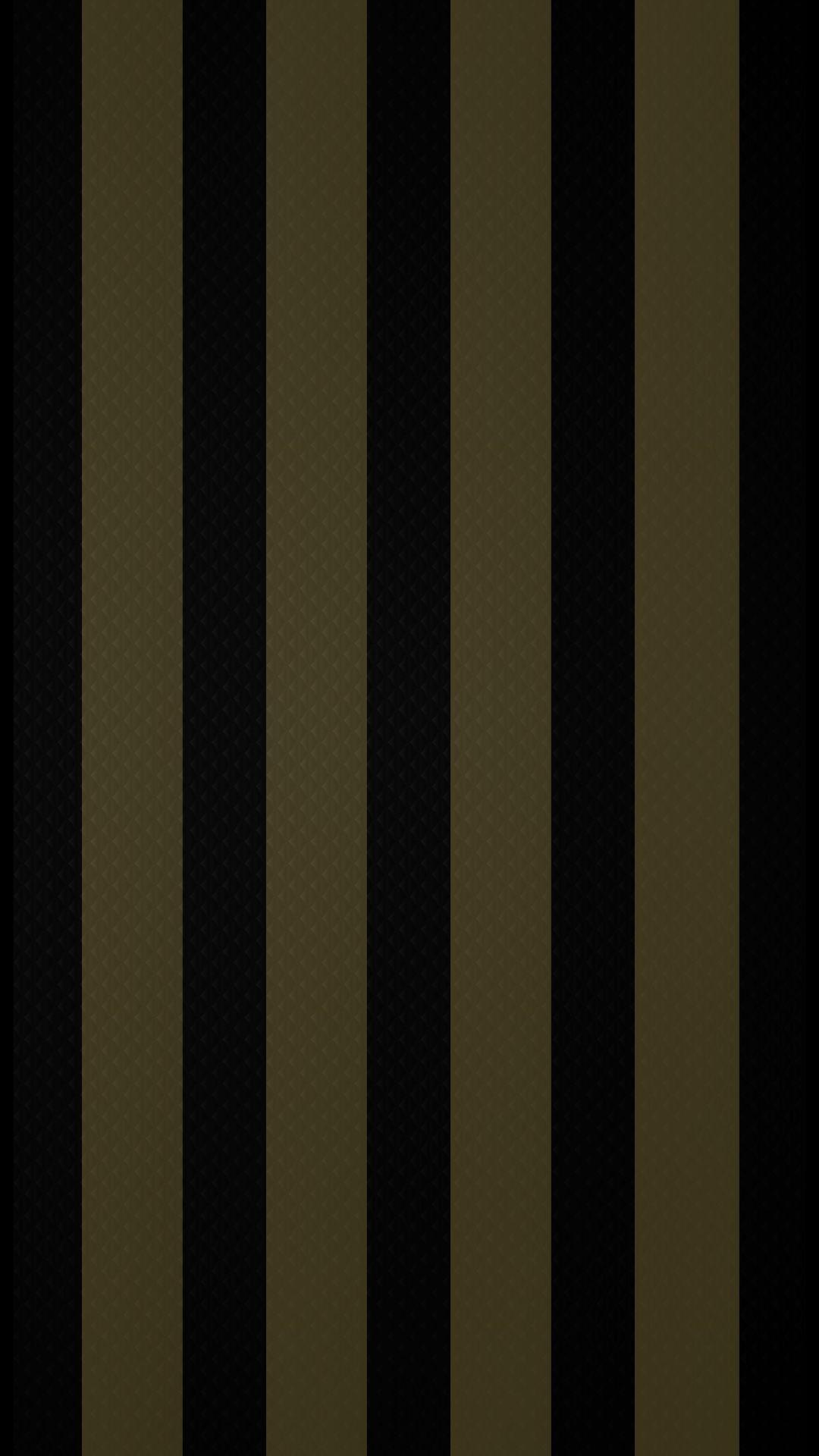 Homem montando um móvel de madeira.