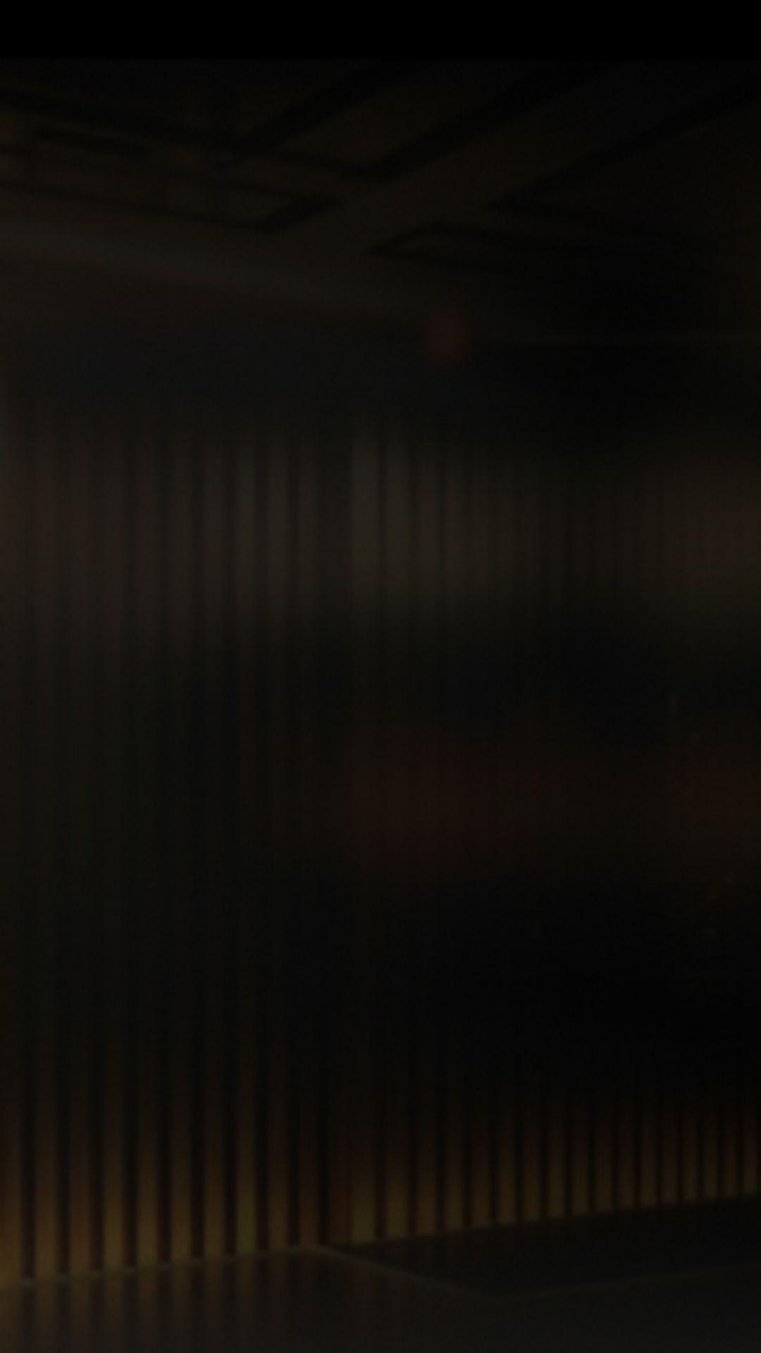 Homem montando um móvel de madeira para mobile.