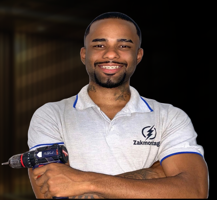 Retrato de um montador de móveis profissional sorrindo.